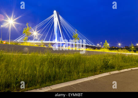 Ponte di pentecoste luce blu sopra il fiume Foto Stock