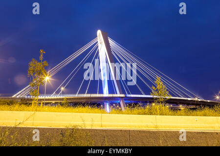 Ponte di pentecoste luce blu sopra il fiume Foto Stock