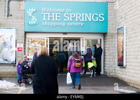 Le molle centro shopping mall e negozi di vendita al dettaglio in Buxton città vcenter sul inverni un giorno,Derbyshire,Inghilterra Foto Stock