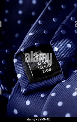 Etichetta di una cravatta di seta. Profondità di campo ridotta, la nitidezza è nella parola di seta. Foto Stock