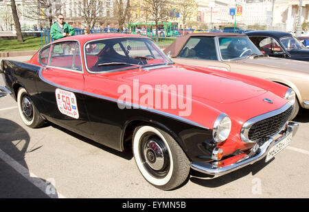 Mosca - Aprile 27, 2014: Tedesco retrò auto Volvo sul rally di vetture classiche, organizzato dal club russo di Autocars classica Foto Stock