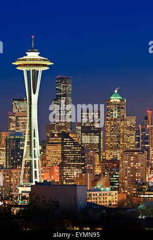 Illuminata skyline di Seattle nello Stato di Washington, USA al crepuscolo in una fredda giornata invernale Foto Stock