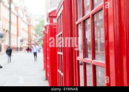 Cabine telefoniche rosse di Londra con copia spazio sul lato sinistro Foto Stock