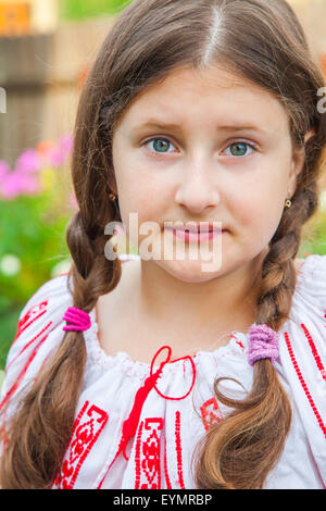 Ritratto di 10 anno vecchia ragazza che indossa un rumeno tradizionale blusa. Foto Stock