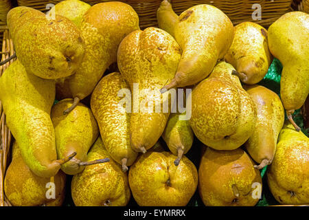 Pere fresche in vendita in un supermercato Foto Stock