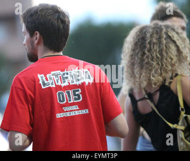 L'Italia, Majano: persone in attesa Litfiba concerto dal vivo sul palco durante il concerto presso il festival di Majano il 31 luglio, 2015 a Udine, Italia Credito: Andrea Spinelli/Alamy Live News Foto Stock