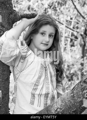 Ritratto di 10 anno vecchia ragazza che indossa un rumeno tradizionale blusa. Foto Stock