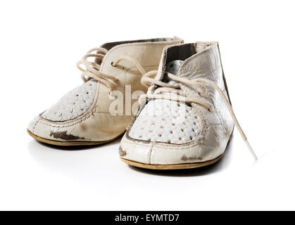 Vecchio usurato in pelle vintage white scarpe per bambini isolato su bianco con ombra naturale. Foto Stock