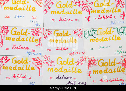 Le medaglie d'oro, premi nella scuola primaria, Germania, 1970 Foto Stock