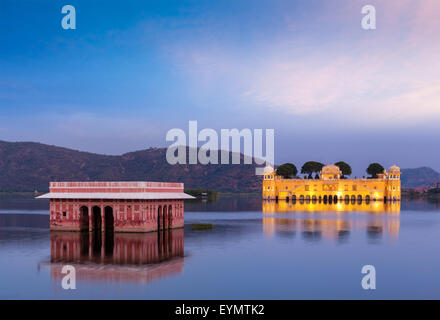Rajasthan landmark - Jal Mahal Palace acqua sull'uomo Sagar lago la sera nel crepuscolo. Jaipur, Rajasthan, India Foto Stock