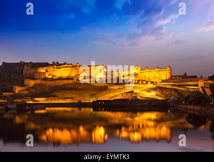 Forte Amer Forte Amber illuminata di notte - una delle principali attrazioni di Jaipur, Rajastan, India refelcting nel lago Maota in Foto Stock