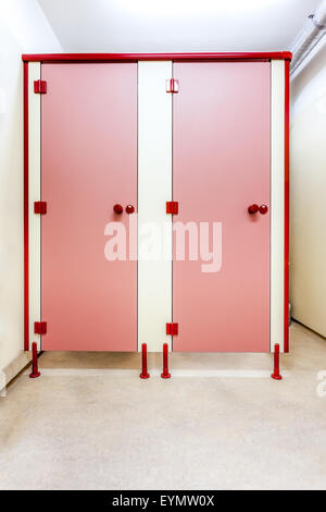 Un piccolo wc con red porte in legno Foto Stock