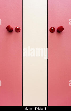 Un piccolo wc con red porte in legno Foto Stock