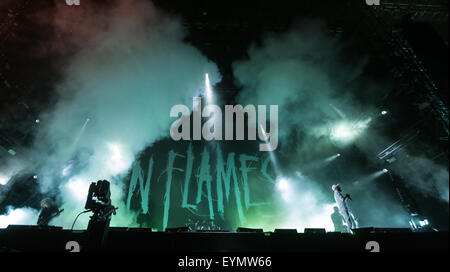 Lo svedese melodico-morte-metal band "In fiamme", sul palco del Wacken Open Air Festival in Wacken, Germania, 31 luglio 2015. Foto: Axel HEIMKEN/DPA Foto Stock