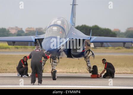 Forza Aerea Italiana aeromobile di addestramento avanzato Aermacchi M 346 'Master' Foto Stock