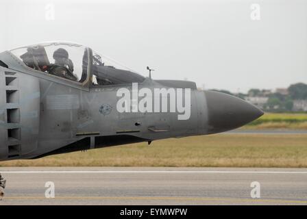 Marina Militare Italiana, verticale il decollo di aeromobili AV-8B Harrier' Foto Stock