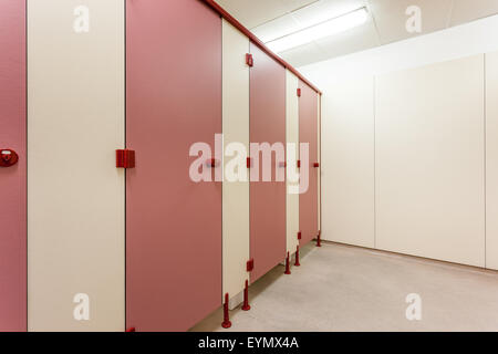 Un piccolo wc con red porte in legno Foto Stock