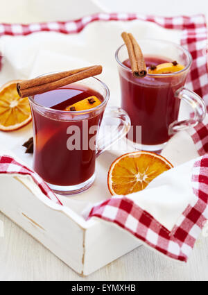 Vin brulé con spezie e fetta d'arancia Foto Stock