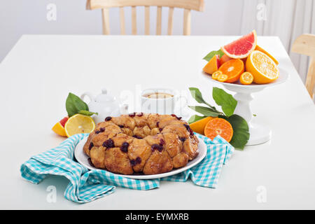 Arancione e cranberry pane scimmia sul tavolo bianco Foto Stock