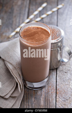 Freddo frullato al cioccolato nel bicchiere con ghiaccio Foto Stock