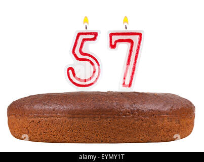 Torta di compleanno con candele numero 57 isolato su sfondo bianco Foto  stock - Alamy