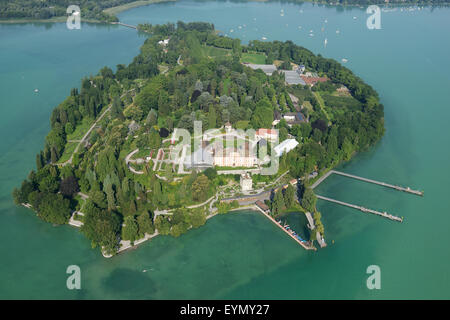 VISTA AEREA. Isola Mainau con il suo castello barocco e parco arboreo. Costanza, Lago di Costanza o Bodensee in tedesco, Baden-Württemberg, Germania. Foto Stock