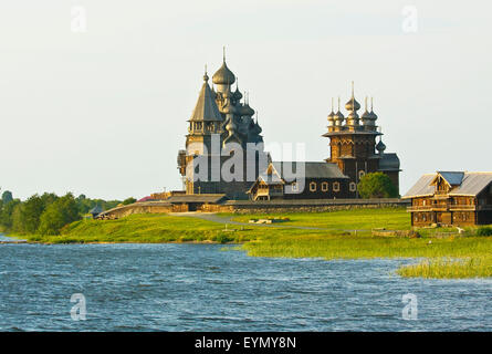 Antiche chiese di legno su isola di Kizhi su Onega (Onezhskoye) il lago nella regione della Karelia sul Nord della Russia, sito Patrimonio Mondiale dell'UNESCO. Foto Stock