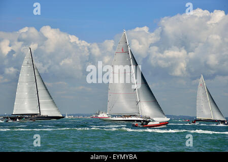 Cowes, Isle of Wight, Regno Unito. 31 Luglio, 2015. I tre J-Class Yachts gara attraverso il Solent sul finale di giornata di gara presso il Royal Yacht Squadron Bicentenario internazionale regata. Da sinistra a destra Cuor di Leone (J/H1) (Paesi Bassi), Ranger (J5) (caimani), Velsheda (JK7) (UK). Il vincitore assoluto dopo quattro giorni di gare è stata Velsheda. Credito: WendyJohnson / Alamy Live News Foto Stock