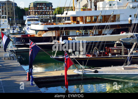 Ocean Village, Southampton, UK 31 Luglio, 2015. Tre J-Class yacht ormeggiato in Ocean Village, Southampton, dopo aver preso parte al Royal Yacht Squadron Bicentenario internazionale regata. Visto raramente nelle acque del Regno Unito, le tre barche hanno gareggiato durante la settimana e ha corso nel Solent off Cowes. La parte superiore dell' immagine Cuor di Leone (Paesi Bassi), Velsheda (UK) e Ranger (caimani). Il vincitore assoluto essendo Velsheda provenienti dal Regno Unito. Credito: WendyJohnson / Alamy Live News Foto Stock