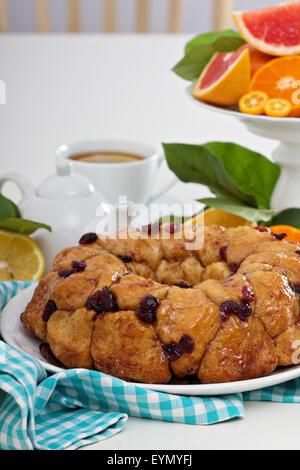 Arancione e cranberry pane scimmia sul tavolo bianco Foto Stock