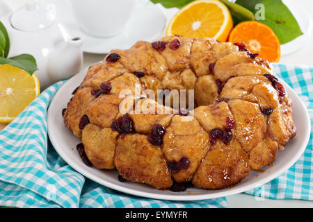 Arancione e cranberry pane scimmia sul tavolo bianco Foto Stock