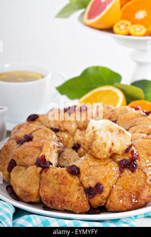 Arancione e cranberry pane scimmia sul tavolo bianco Foto Stock