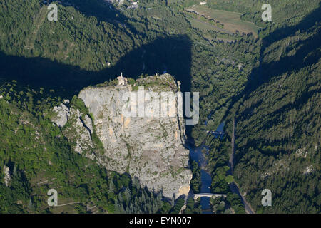 VISTA AEREA. Cappella di Notre-Dame du Roc sul bordo di una scogliera, a 184 metri sopra il fiume Verdon. Castellane, Alpi dell'alta Provenza, Francia. Foto Stock