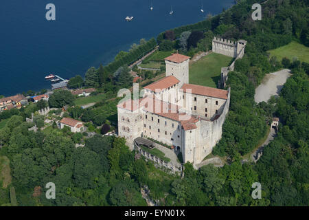 VISTA AEREA. Castello Rocca Borromeo con vista sul Lago maggiore. Angera, Provincia di Varese, Lombardia, Italia. Foto Stock