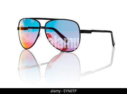 Occhiali da sole su un bianco sfondo riflettente. Foto Stock