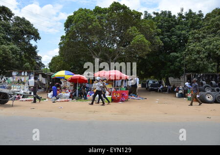 Strada di scene di vita sulla strada principale tra Inhambane e Maputo, Mozambico Foto Stock