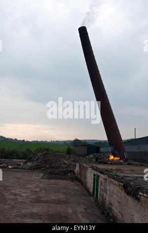 La caduta di camino,1 di una serie di 13 colpi di un mattone costruito camino crollare dopo essere abbattuto dal metodo di falò. Foto Stock