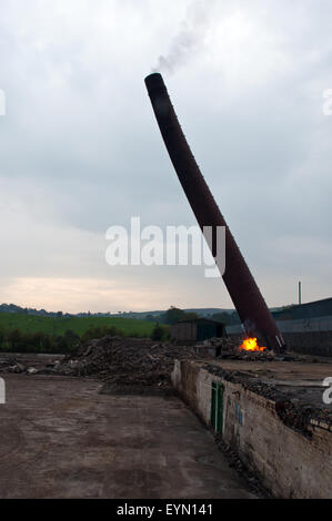 La caduta di camino,1 di una serie di 13 colpi di un mattone costruito camino crollare dopo essere abbattuto dal metodo di falò. Foto Stock