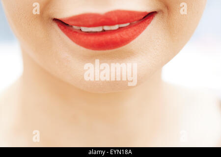 Donna sorridente con labbra rosse. Vista ravvicinata sul viso Foto Stock