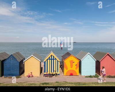 Herne Bay, Regno Unito, 1 agosto 2015. Meteo a Herne Bay. Bella spiaggia di capanne e i resti del molo vecchio in un giorno caldo e soleggiato a Herne Bay, Kent, Regno Unito. Credito: CBCK-Christine/Alamy Live News Foto Stock