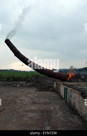 La caduta di camino,1 di una serie di 13 colpi di un mattone costruito camino crollare dopo essere abbattuto dal metodo di falò. Foto Stock