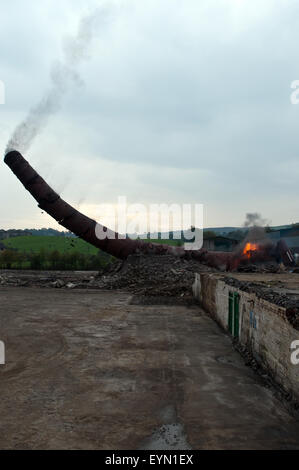 La caduta di camino,1 di una serie di 13 colpi di un mattone costruito camino crollare dopo essere abbattuto dal metodo di falò. Foto Stock