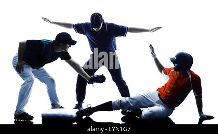 Uno degli uomini caucasici i giocatori di baseball giocando in studio silhouette isolati su sfondo bianco Foto Stock