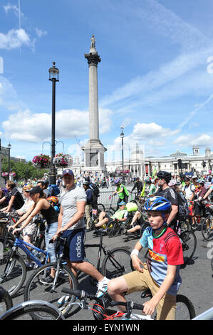 Londra, Regno Unito. Il 1 agosto 2015. Le persone prendono parte al freecycle. Il prudenziale Ride Londra evento. © Matthew Chattle/Alamy Foto Stock