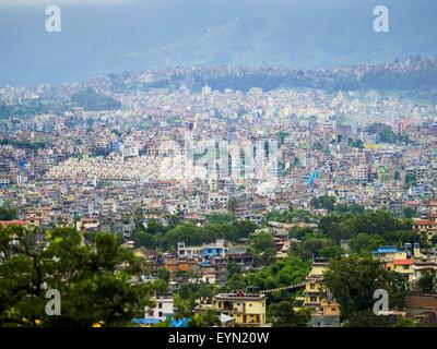 Luglio 31, 2015 - Kathmandu, Nepal - Una panoramica di Kathmandu, Nepal come visto da di Swayambhunath Stupa, un grande stupa buddisti a Kathmandu. Parti della stupa furono gravemente danneggiati in Nepal terremoto del 2015 ma è ancora aperta per i religiosi devoti e turisti. (Credito Immagine: © Jack Kurtz via ZUMA filo) Foto Stock