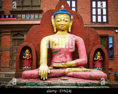 Luglio 31, 2015 - Kathmandu, Nepal - una statua di Buddha seduto a Swayambhunath Stupa, un grande stupa buddisti a Kathmandu. Parti della stupa furono gravemente danneggiati in Nepal terremoto del 2015 ma è ancora aperta per i religiosi devoti e turisti. Costruzione di stupa iniziato nel 1600s. (Credito Immagine: © Jack Kurtz via ZUMA filo) Foto Stock