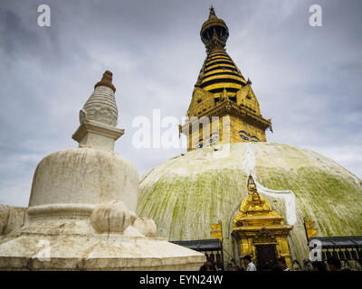 Luglio 31, 2015 - Kathmandu, Nepal - Swayambhunath Stupa, un grande stupa buddisti a Kathmandu. Parti della stupa furono gravemente danneggiati in Nepal terremoto del 2015 ma è ancora aperta per i religiosi devoti e turisti. Costruzione di stupa iniziato nel 1600s. (Credito Immagine: © Jack Kurtz via ZUMA filo) Foto Stock