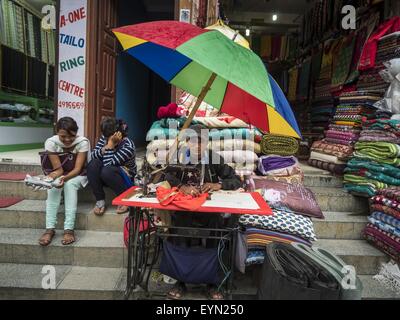 Luglio 31, 2015 - Kathmandu, Nepal - un sarto lavora nella sua bancarella di strada a Boudha, un buddista tibetana in enclave di Kathmandu. Tibetani ha iniziato a muoversi nella comunità alla fine degli anni cinquanta a seguito dell'invasione cinese del Tibet. La seconda più grande stupa buddisti in Asia si trova a Boudha. (Credito Immagine: © Jack Kurtz via ZUMA filo) Foto Stock