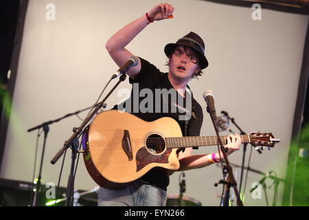 Penrith, Cumbria, Regno Unito. Il 1 agosto, 2015. Funke e i due toni di Baby esegue live su Chai Wallah stadio a Kendal chiamando 2015. s Credito: SJN/Alamy Live News Foto Stock