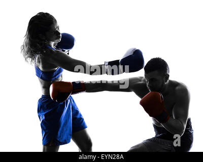 Una donna boxer boxing un uomo kickboxing in silhouette isolati su sfondo bianco Foto Stock